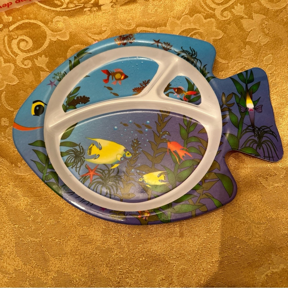 Melamine set of two dinner plates for toddler/preschoolers in fish theme.